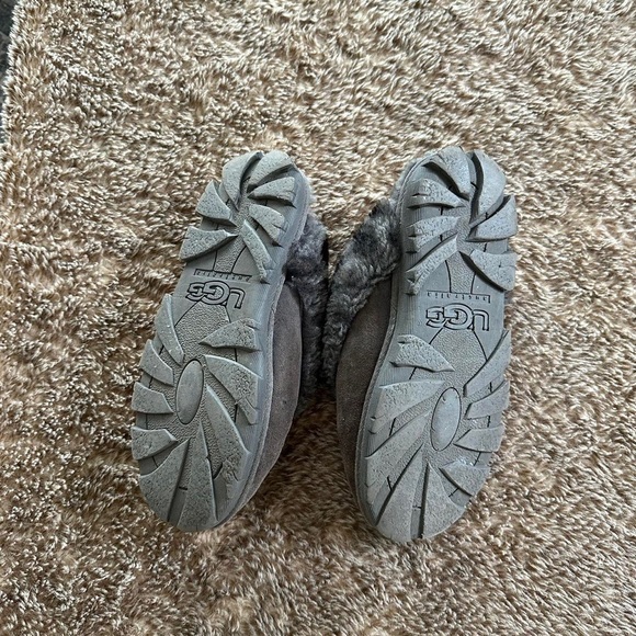 Ugg coquette slippers 
Grey leopard fur trim
Size US 7 / EU 38 - Picture 3 of 4